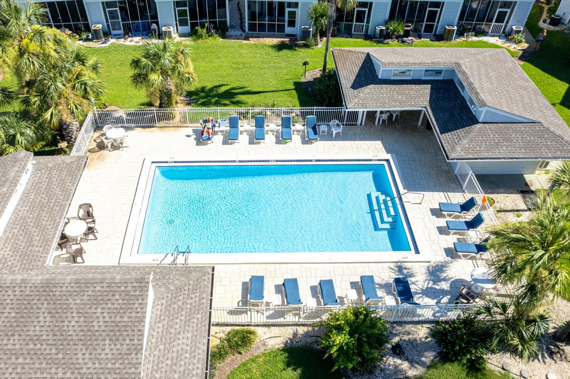 On The Gulf 304-by Isle Apartment