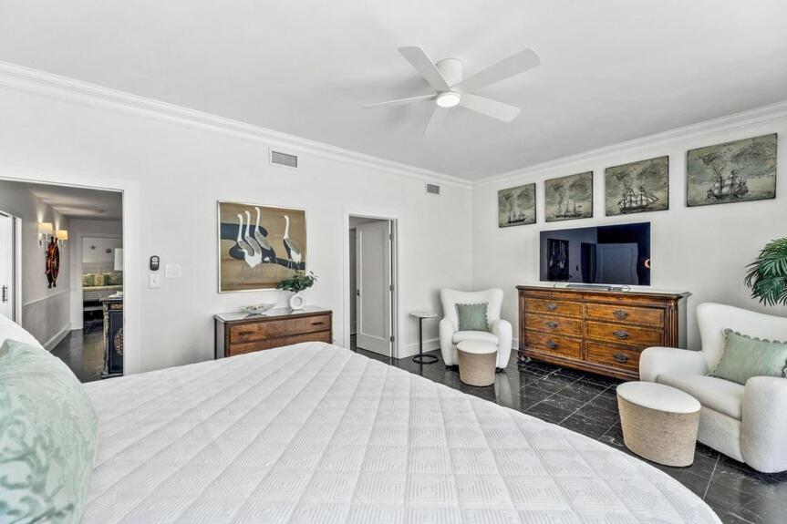 Shoreline Towers 1122 Apartment *