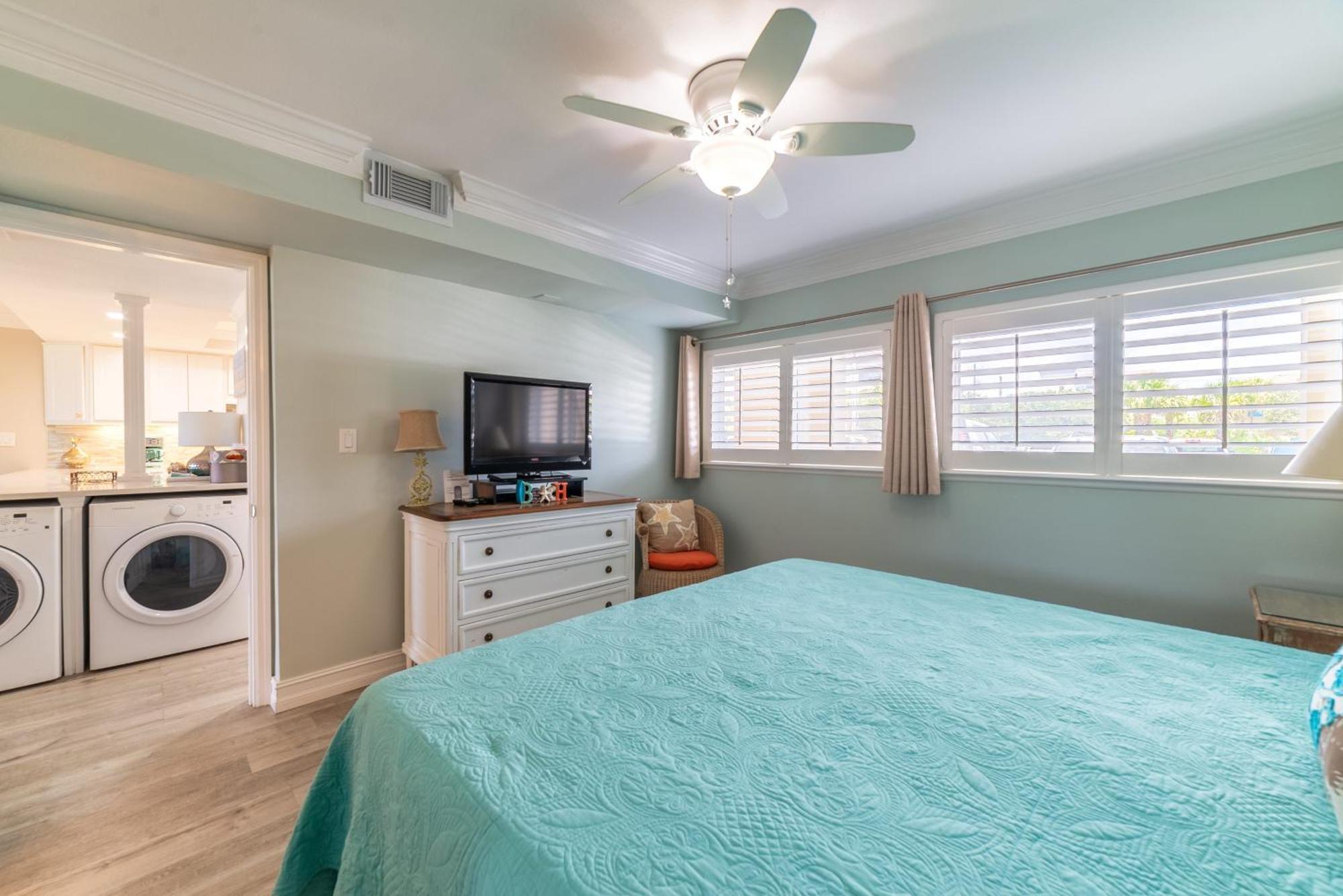 Apartment House D102 - Beachfront With Pool, Wifi, & Service