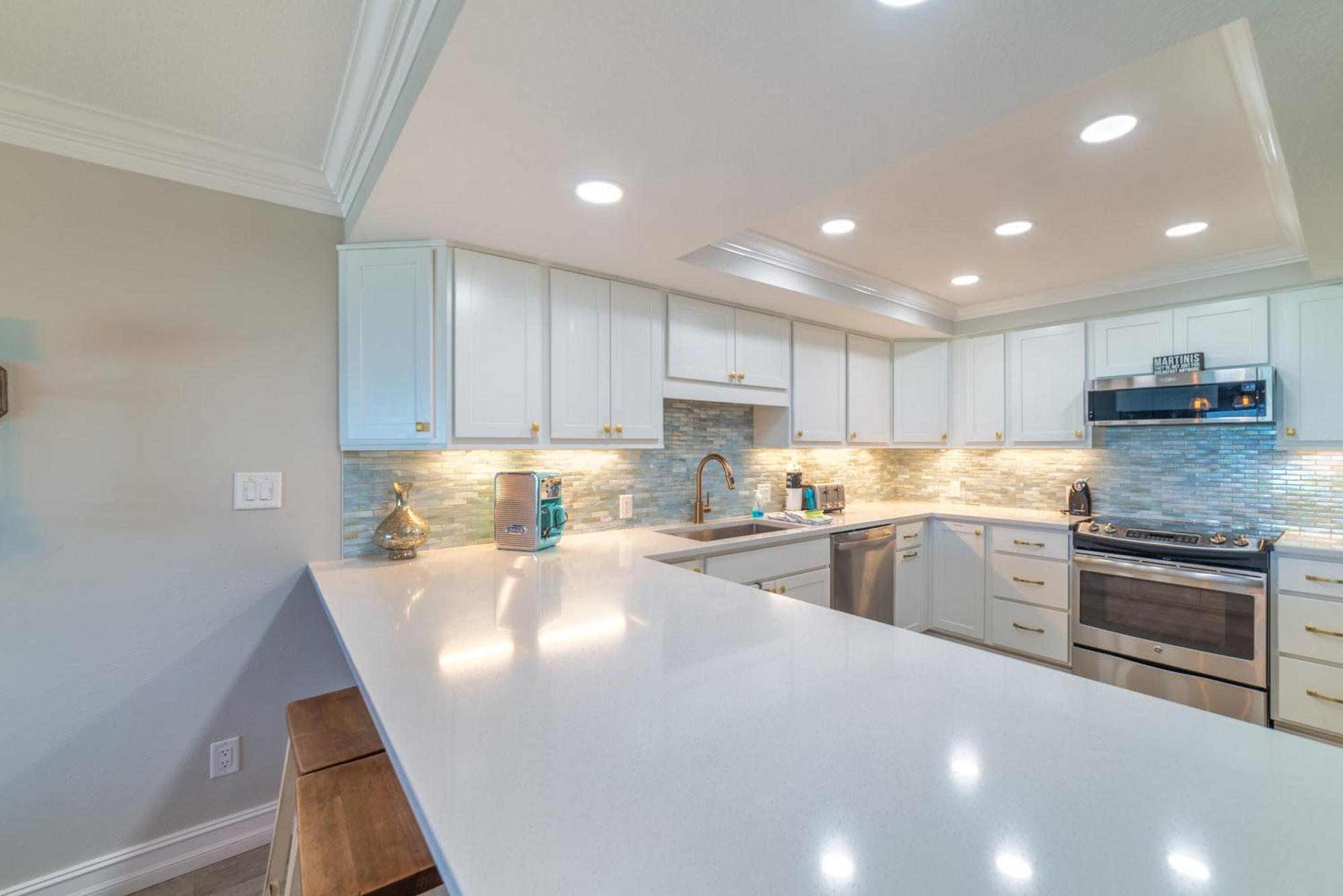 House D102 - Beachfront With Pool, Wifi, & Service Apartment