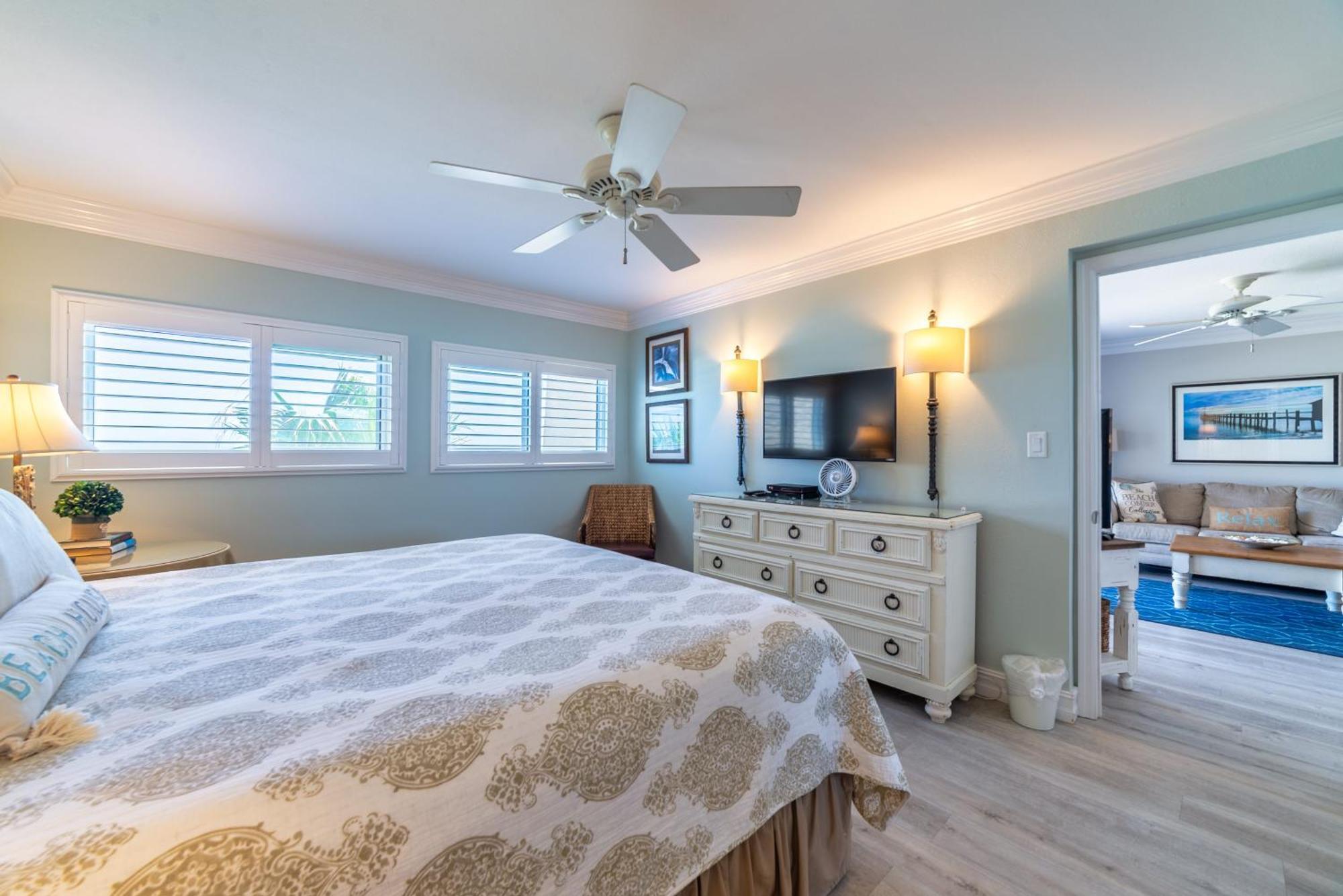 House D102 - Beachfront With Pool, Wifi, & Service