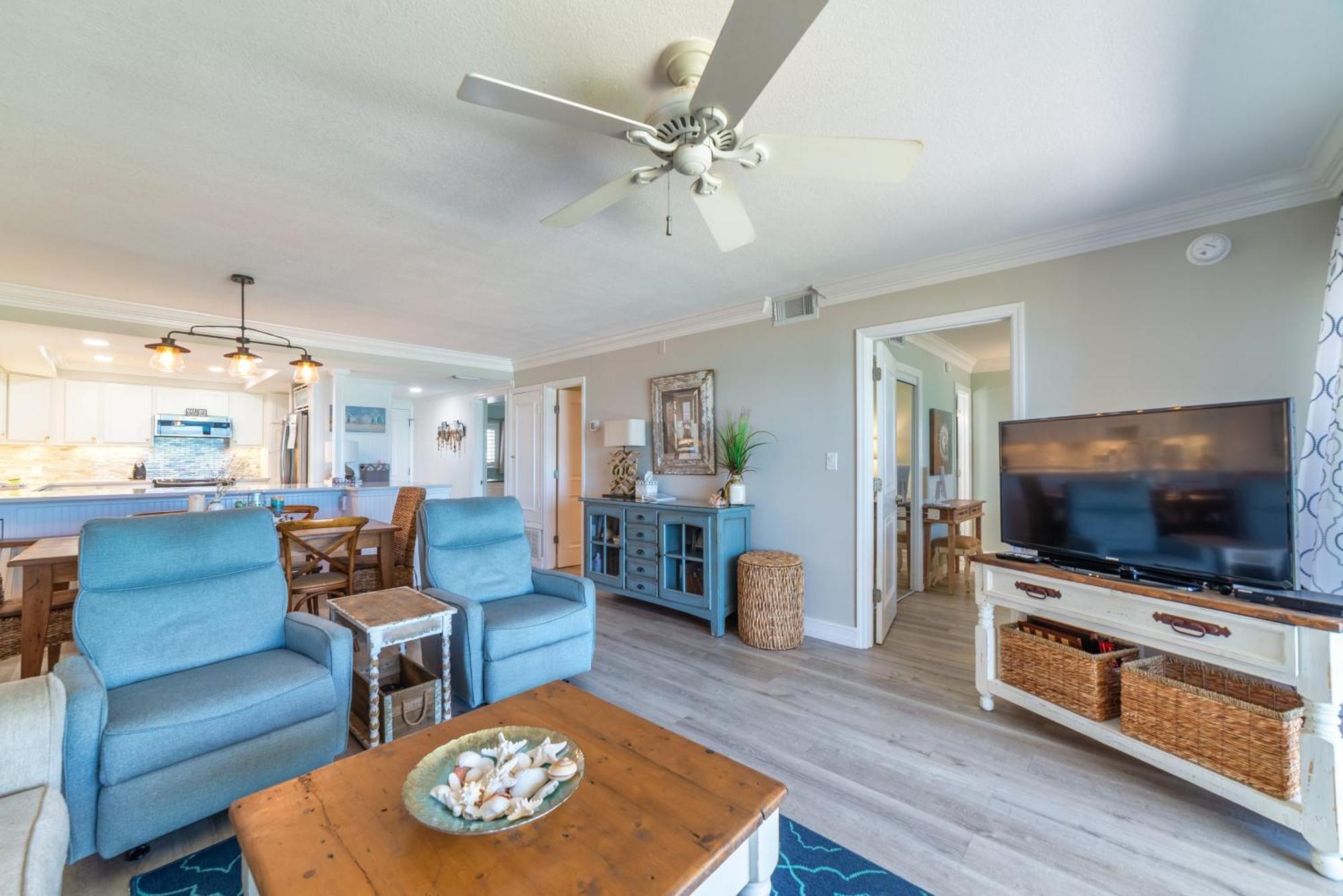 House D102 - Beachfront With Pool, Wifi, & Service Apartment *