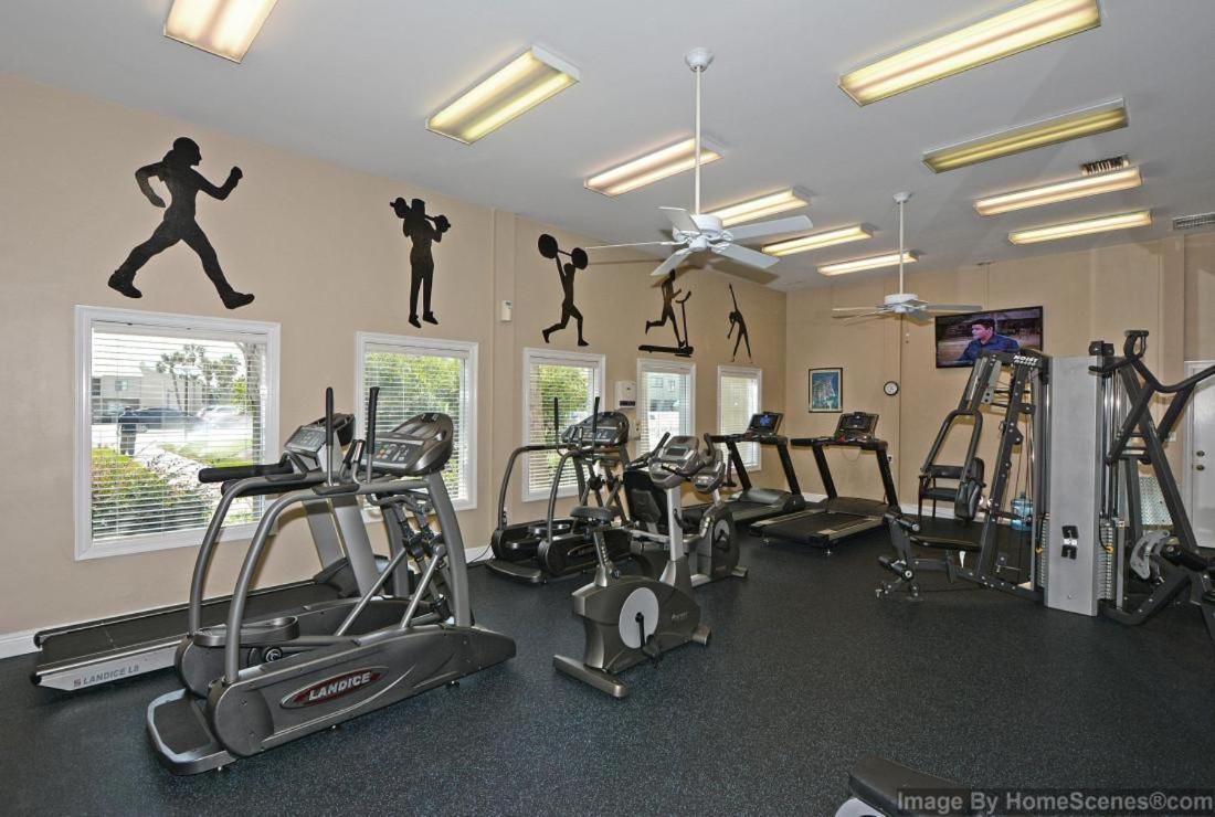 2111 - Shoreline Towers Unit Upgraded Condo- Free Setup! Holiday home Destin