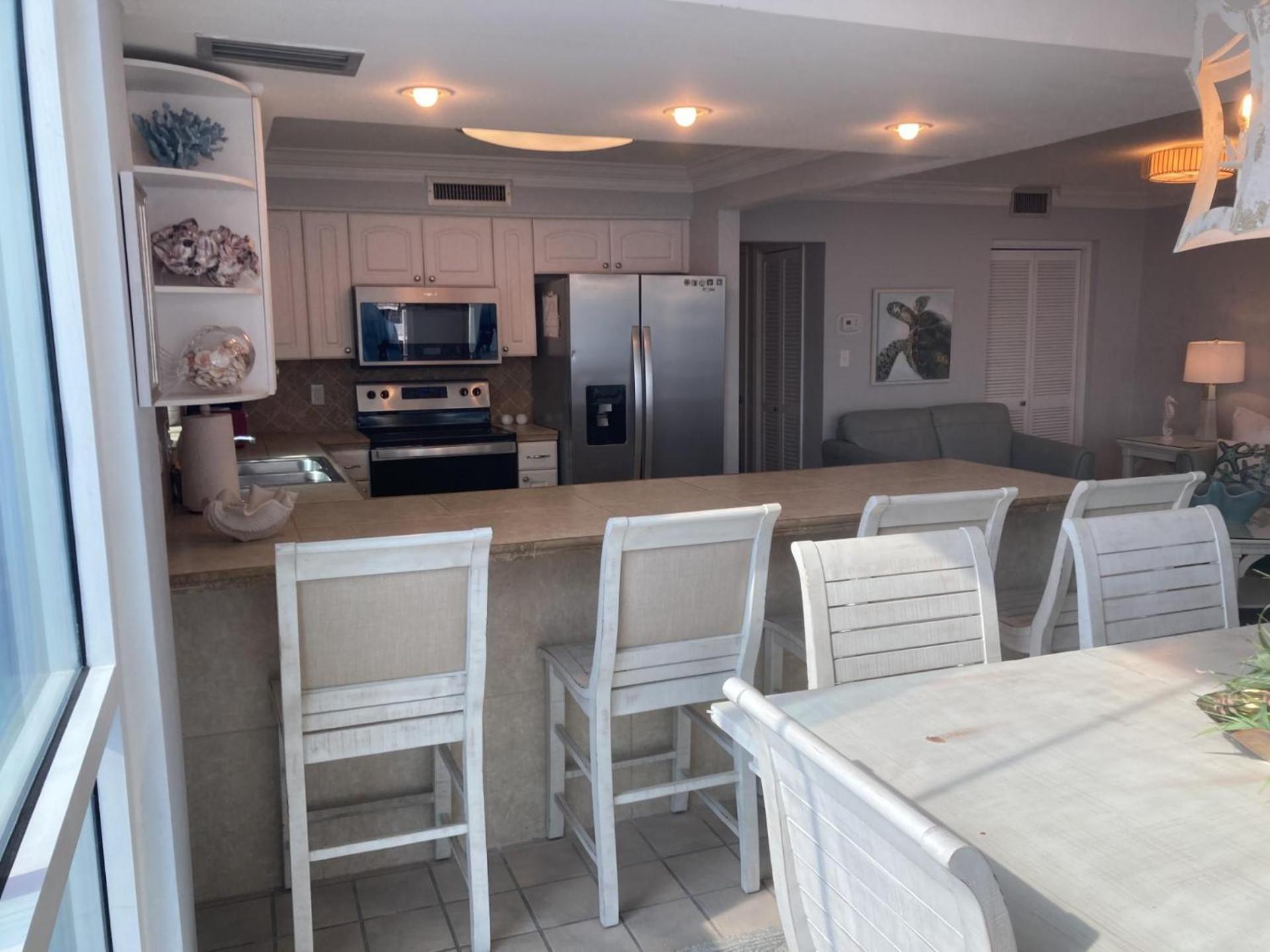 2111 - Shoreline Towers Unit Upgraded Condo- Free Setup! Holiday home Destin