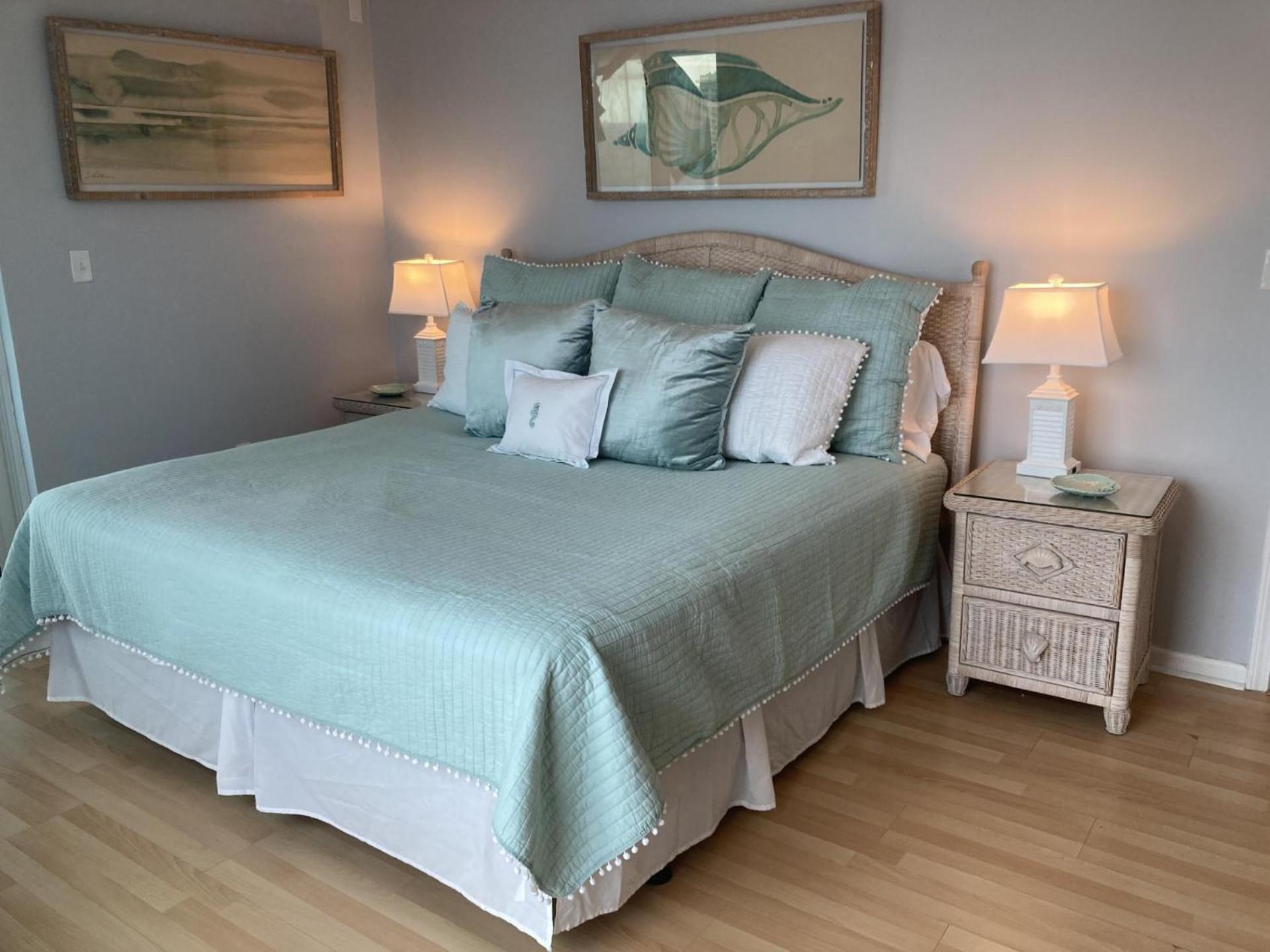 2111 - Shoreline Towers Unit Upgraded Condo- Free Setup! Holiday home Destin