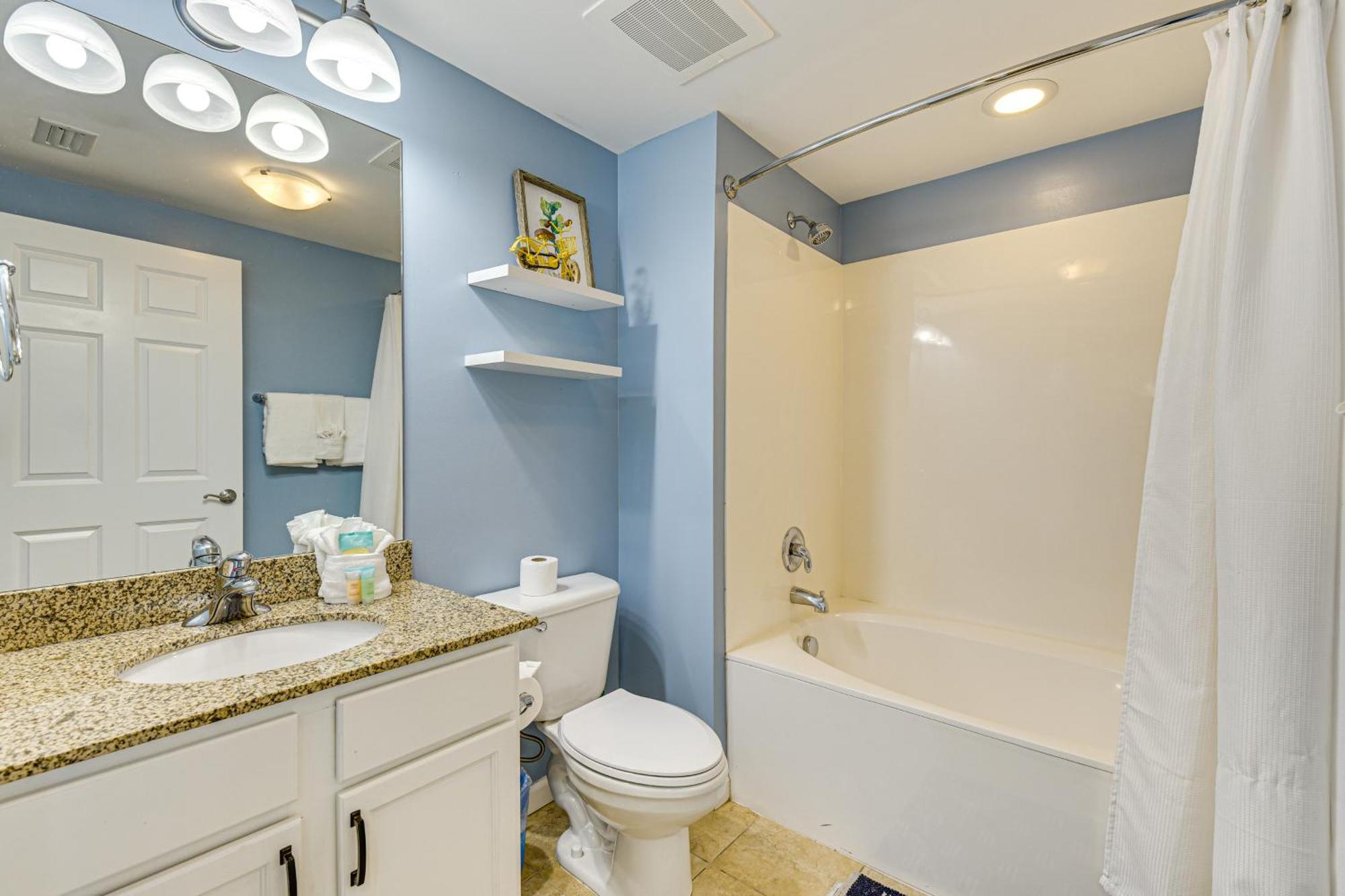 Apartment Walk To Beaches In Destin! *