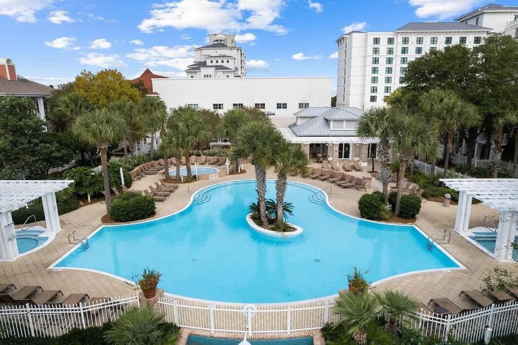 In Heart Of The Village * Destin
