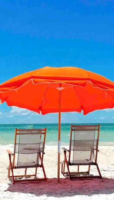 New Listing!!! 4 Min Walk To The Beach! Holiday home Destin