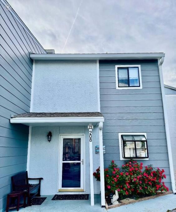 Holiday home New Listing!!! 4 Min Walk To The Beach!