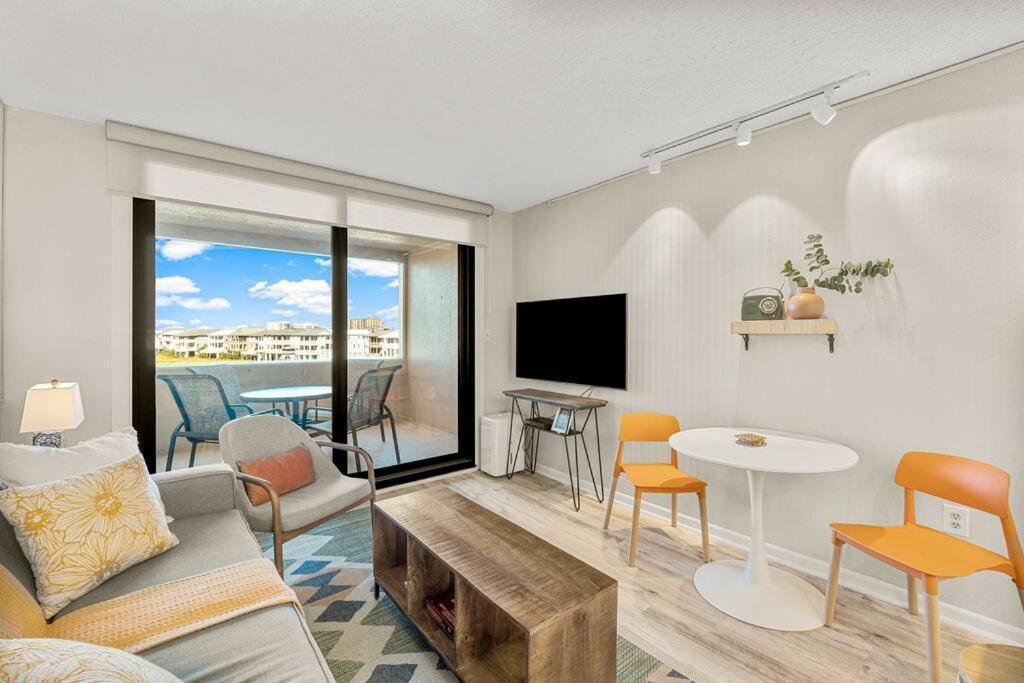 Fun Cozy Retreat! Steps To Beach, Heated Pool & Pickleball Destin