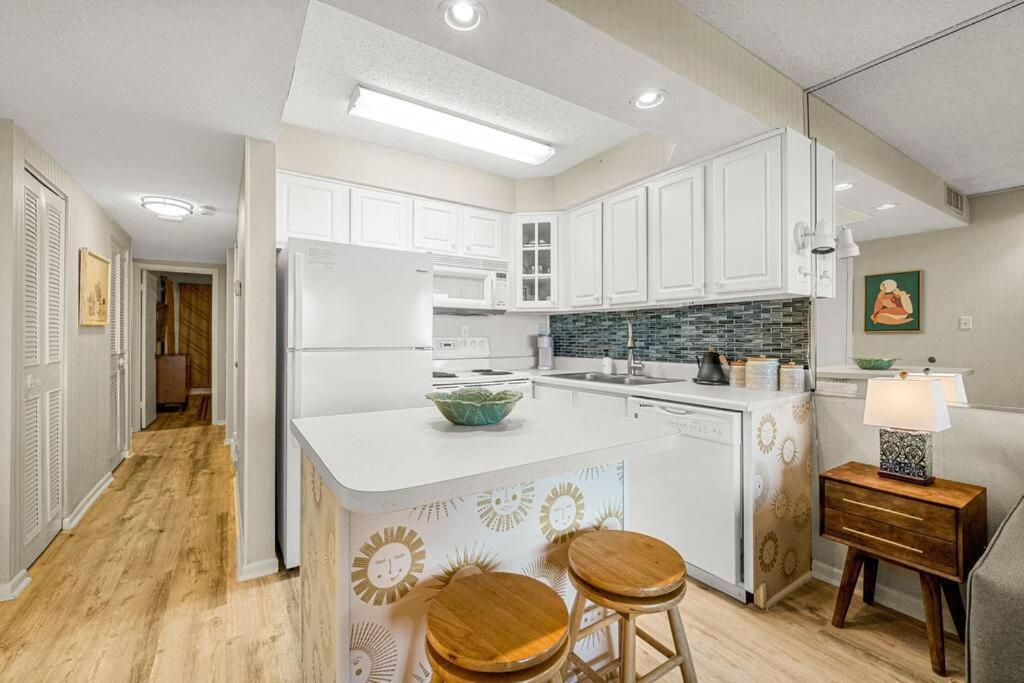 Fun Cozy Retreat! Steps To Beach, Heated Pool & Pickleball