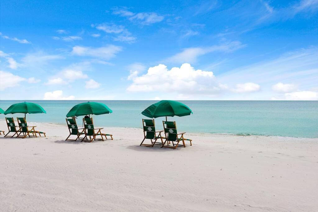 Fun Cozy Retreat! Steps To Beach, Heated Pool & Pickleball * Destin