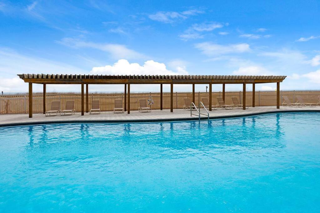 Fun Cozy Retreat! Steps To Beach, Heated Pool & Pickleball