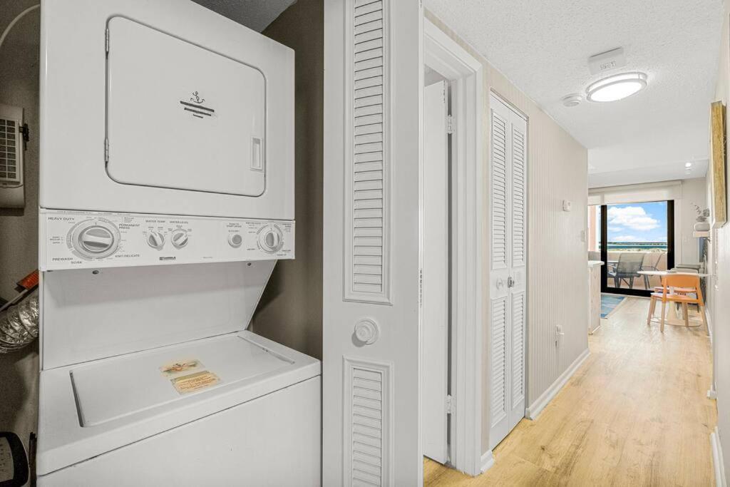 Holiday home Fun Cozy Retreat! Steps To Beach, Heated Pool & Pickleball Destin