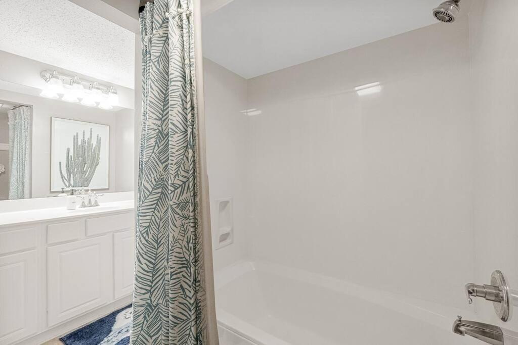 Fun Cozy Retreat! Steps To Beach, Heated Pool & Pickleball * Destin