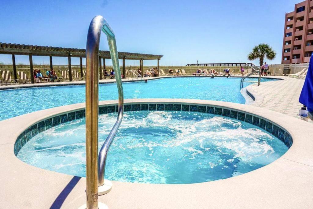 Fun Cozy Retreat! Steps To Beach, Heated Pool & Pickleball Holiday home *