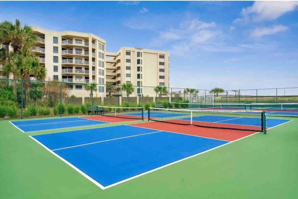Fun Cozy Retreat! Steps To Beach, Heated Pool & Pickleball Holiday home