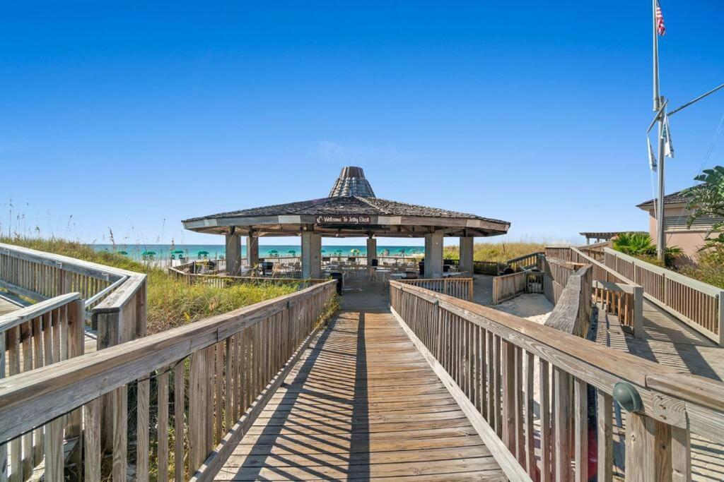 Fun Cozy Retreat! Steps To Beach, Heated Pool & Pickleball Holiday home
