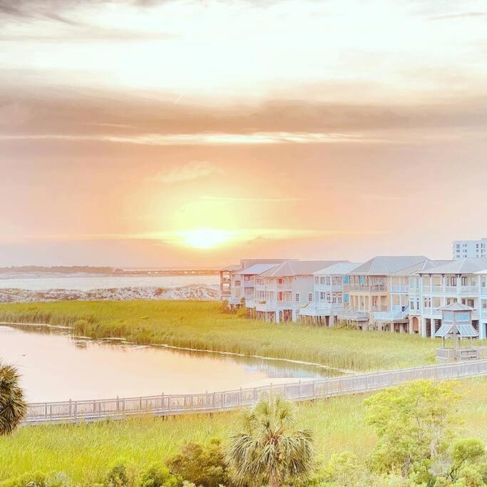 Fun Cozy Retreat! Steps To Beach, Heated Pool & Pickleball Holiday home *