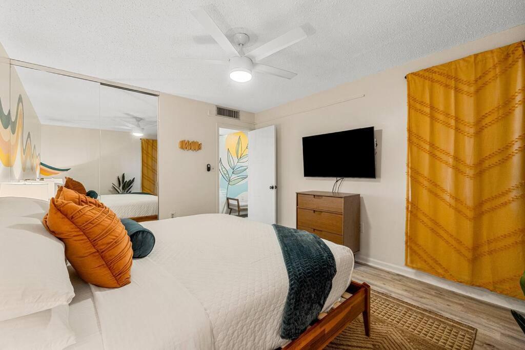 Holiday home Fun Cozy Retreat! Steps To Beach, Heated Pool & Pickleball Destin
