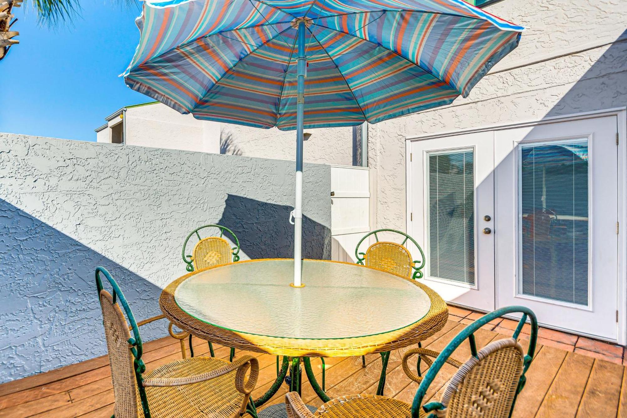 Holiday home Beachfront Townhome With Pool Access *
