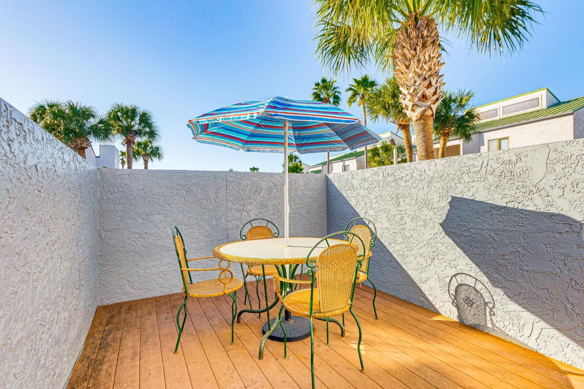 Beachfront Townhome With Pool Access Holiday home