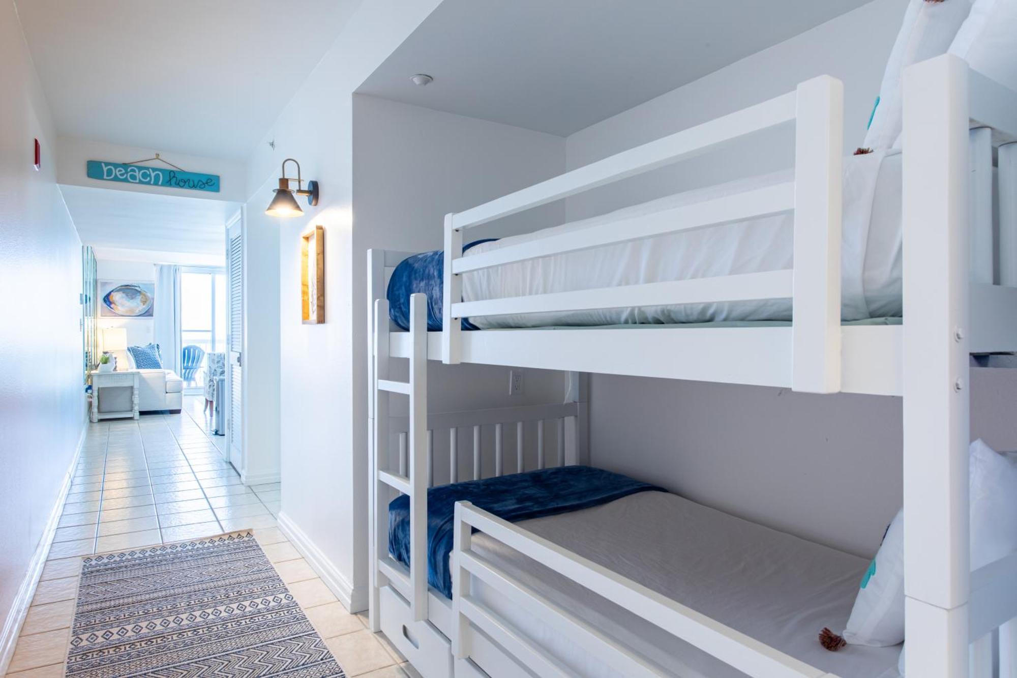 Pelican's Landing Apartment *