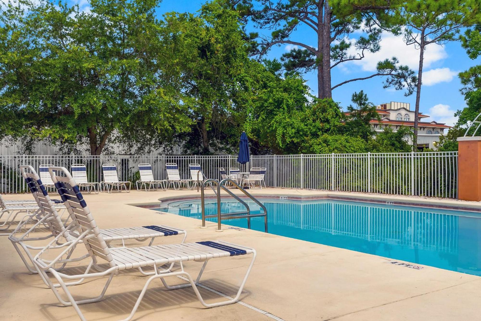 Shore Beats Work With Woodland Setting Holiday home Destin