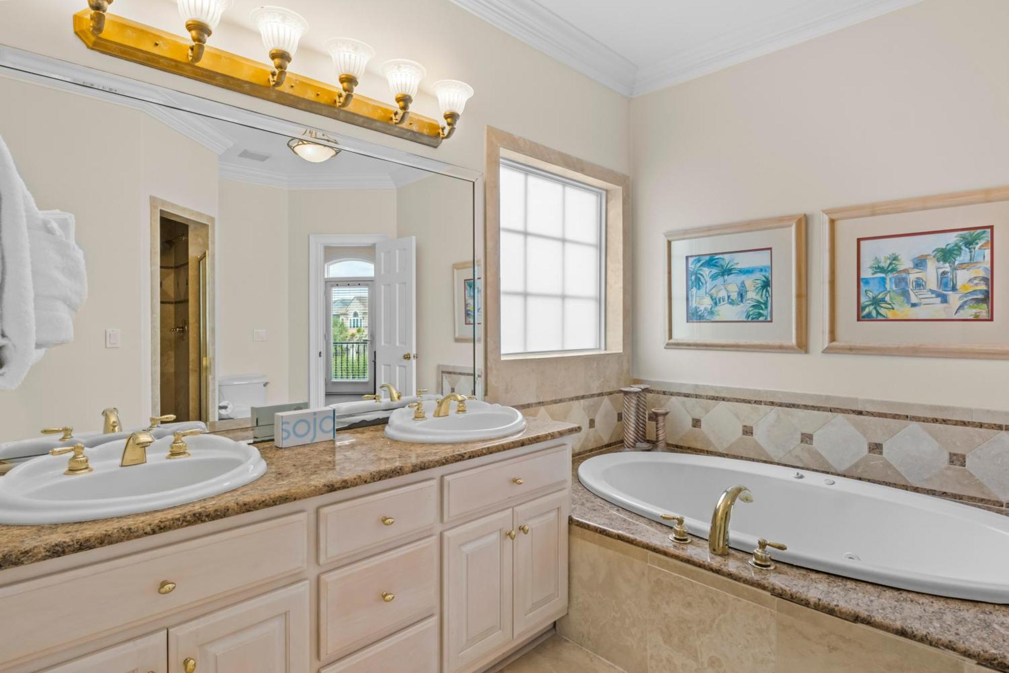 Gulf Front, Pool, Hot Tub- 2 Kitchens - Elevator Holiday home *