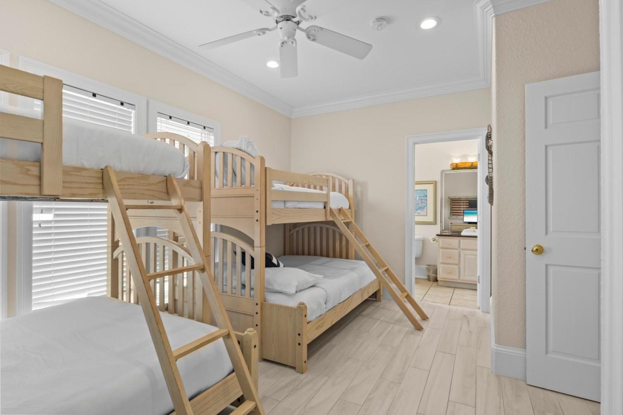 Gulf Front, Pool, Hot Tub- 2 Kitchens - Elevator * Destin