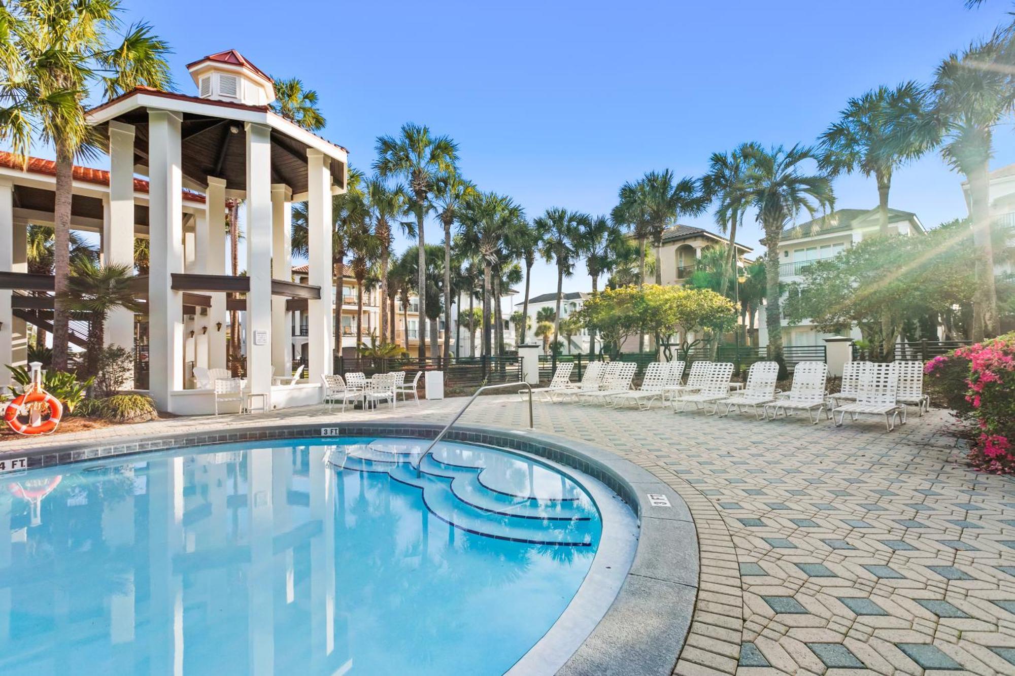 Gulf Front, Pool, Hot Tub- 2 Kitchens - Elevator