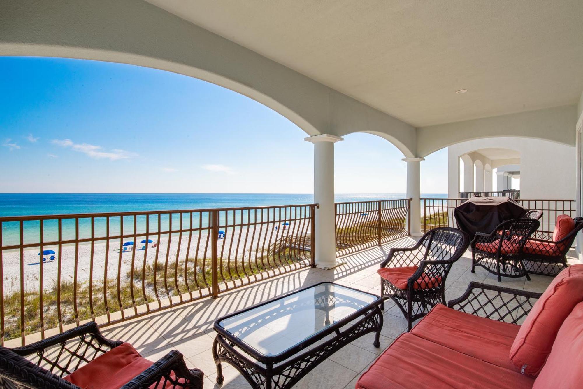 Gulf Front, Pool, Hot Tub- 2 Kitchens - Elevator Holiday home