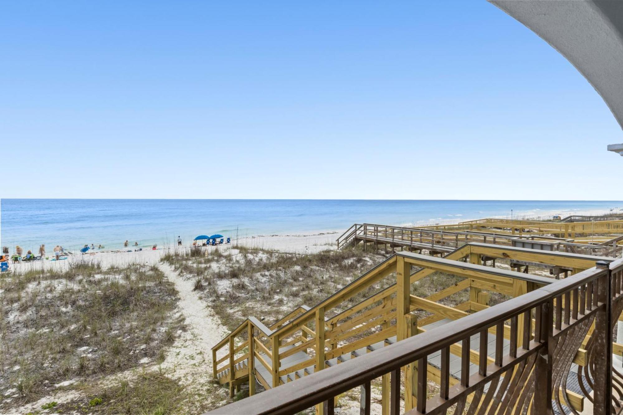 Gulf Front, Pool, Hot Tub- 2 Kitchens - Elevator Holiday home *