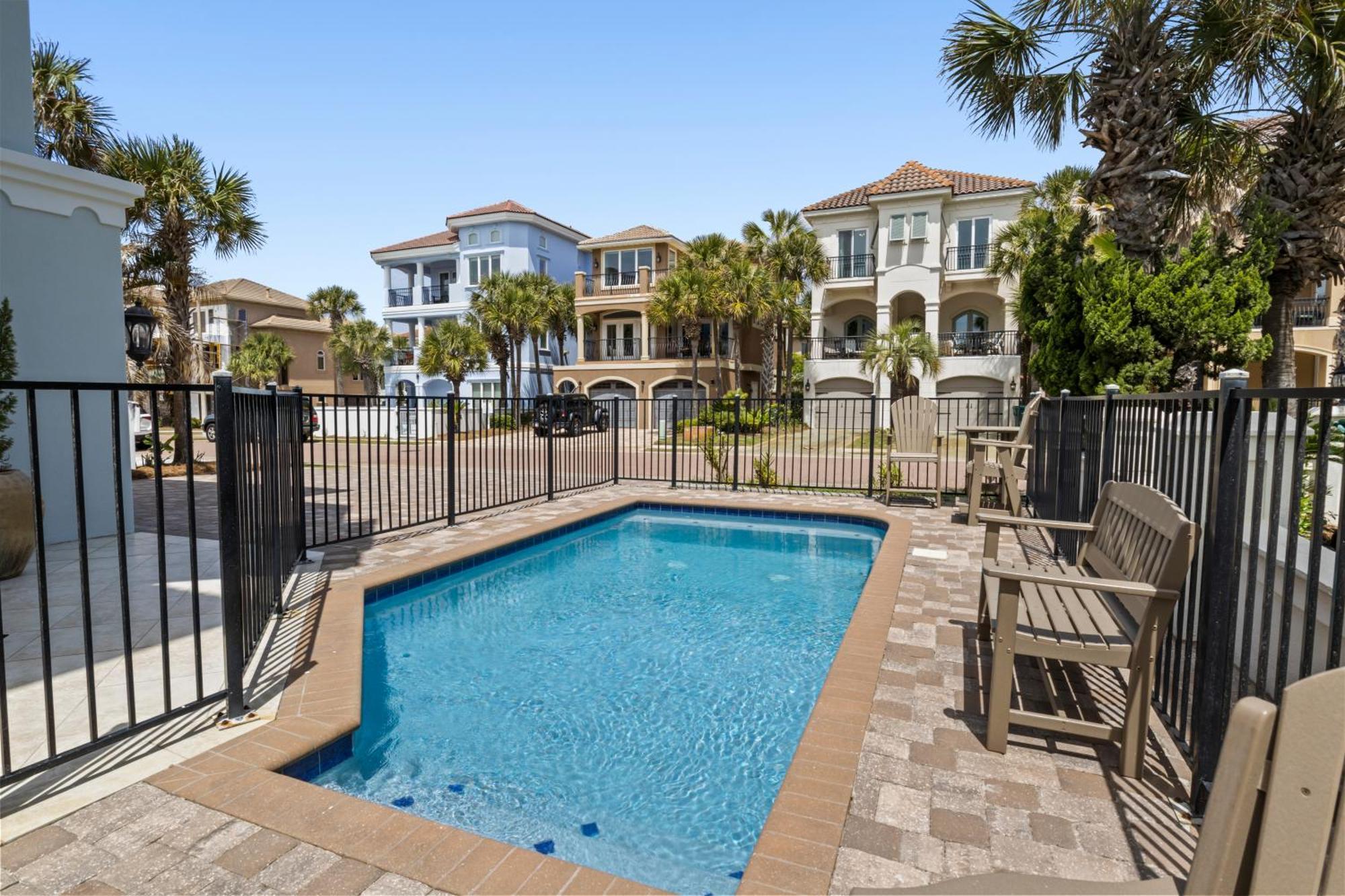Gulf Front, Pool, Hot Tub- 2 Kitchens - Elevator Holiday home Destin