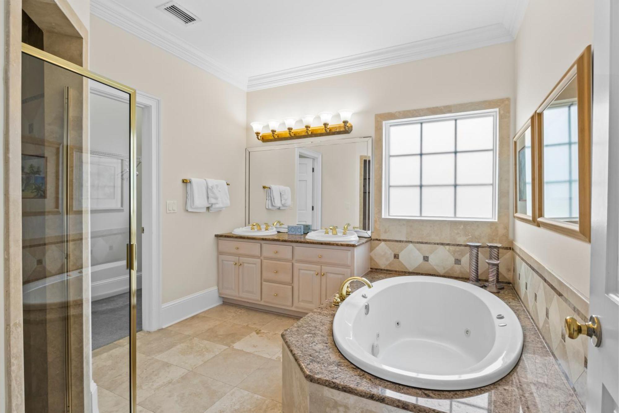 Gulf Front, Pool, Hot Tub- 2 Kitchens - Elevator *