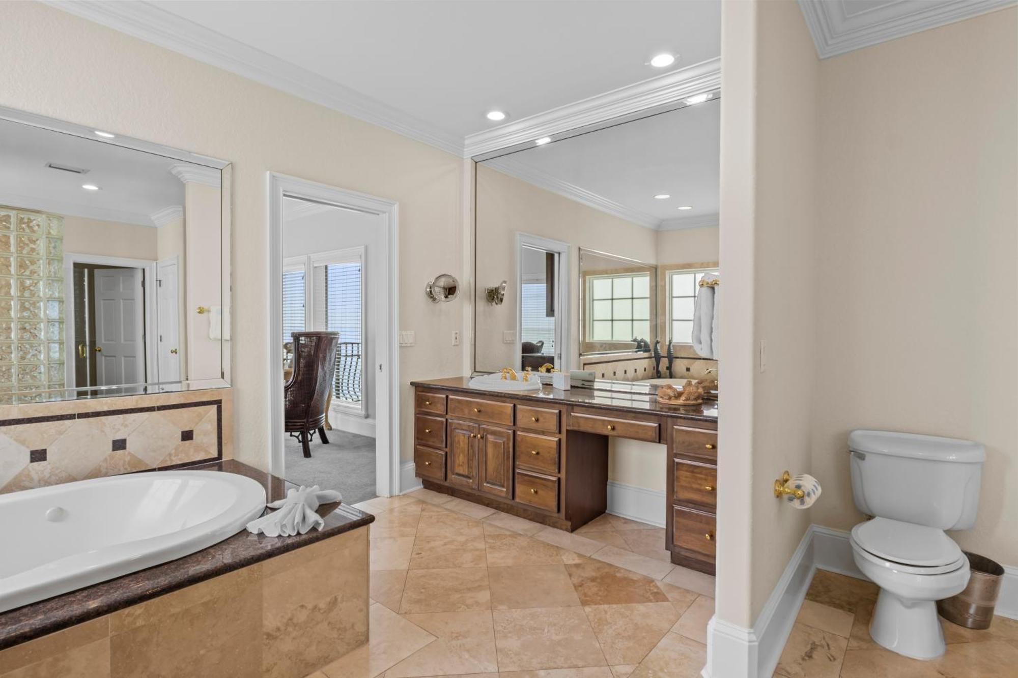 Gulf Front, Pool, Hot Tub- 2 Kitchens - Elevator * Destin