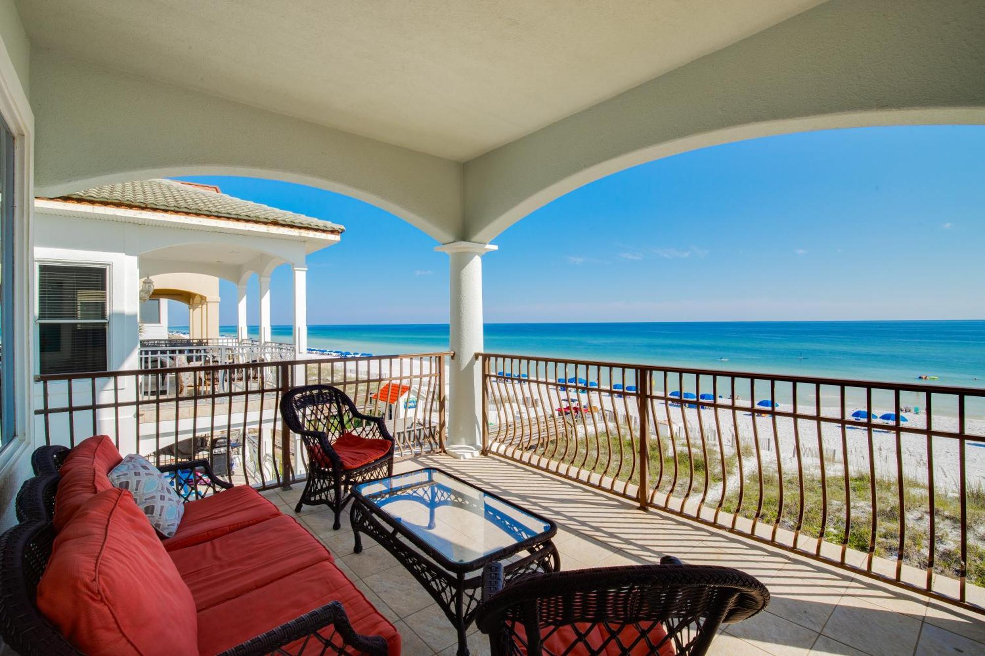 Gulf Front, Pool, Hot Tub- 2 Kitchens - Elevator Holiday home *