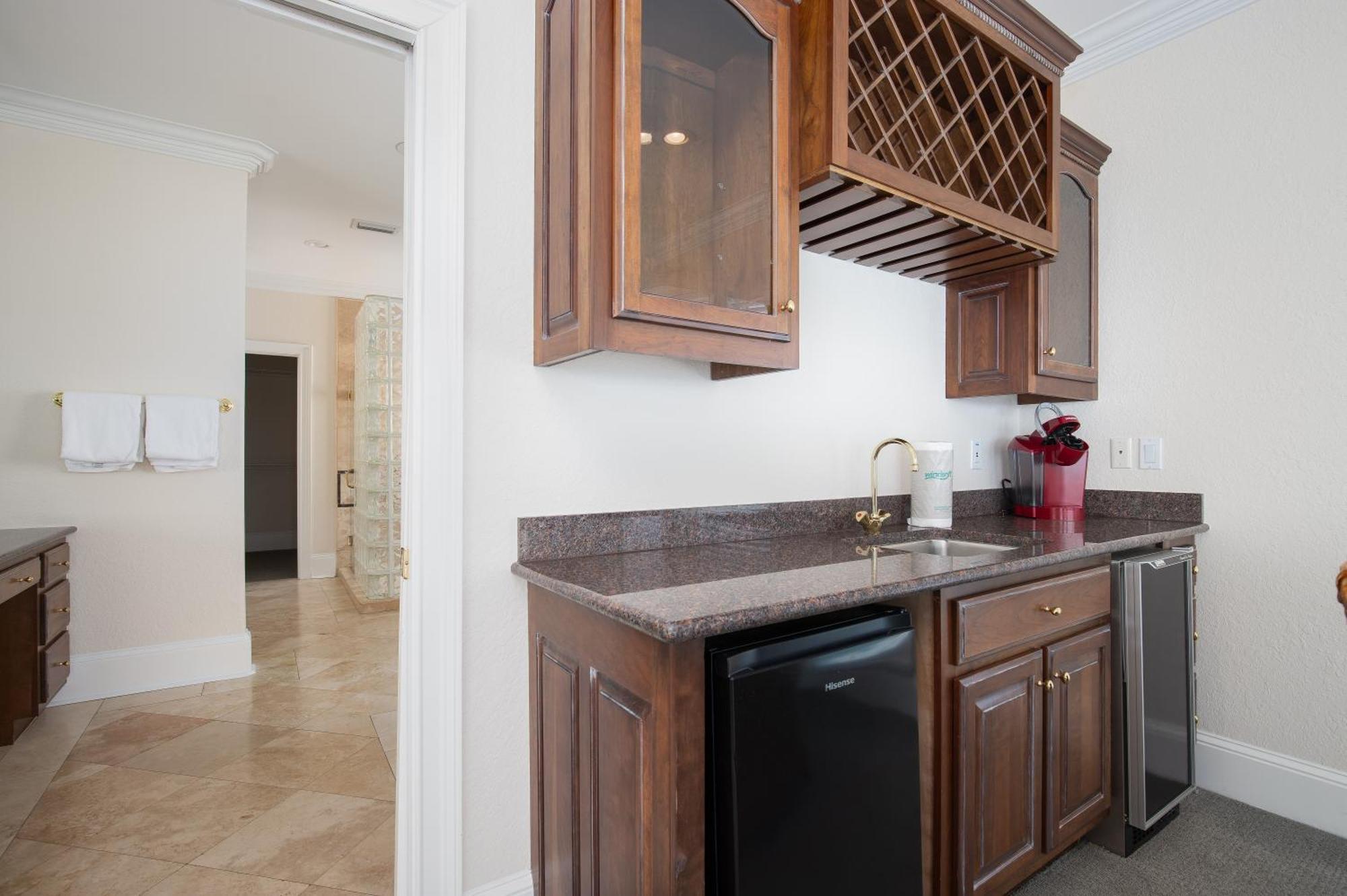Gulf Front, Pool, Hot Tub- 2 Kitchens - Elevator *