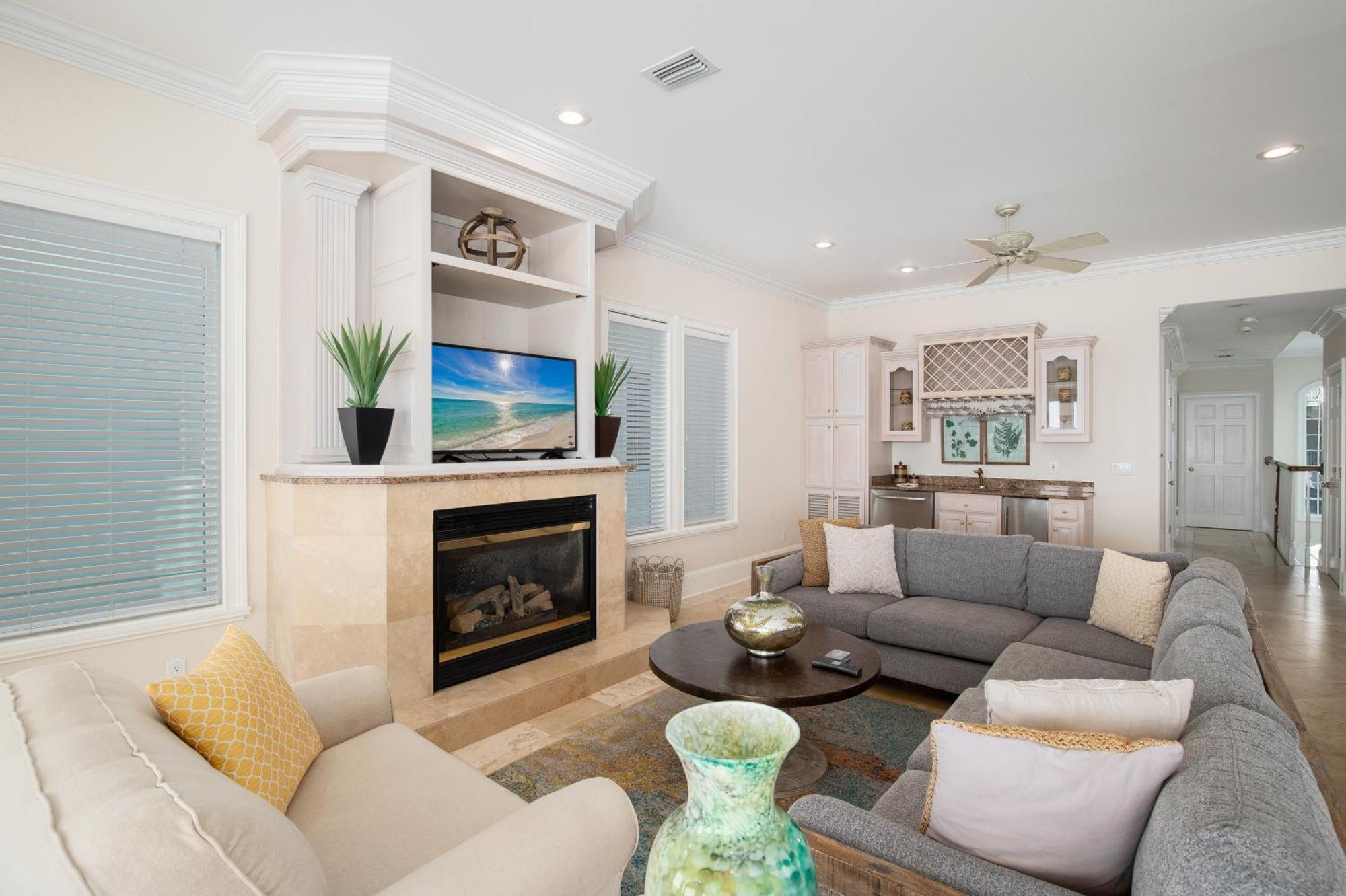 Gulf Front, Pool, Hot Tub- 2 Kitchens - Elevator Holiday home *