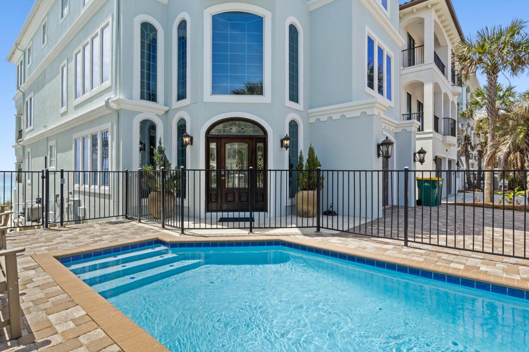 Gulf Front, Pool, Hot Tub- 2 Kitchens - Elevator Holiday home Destin