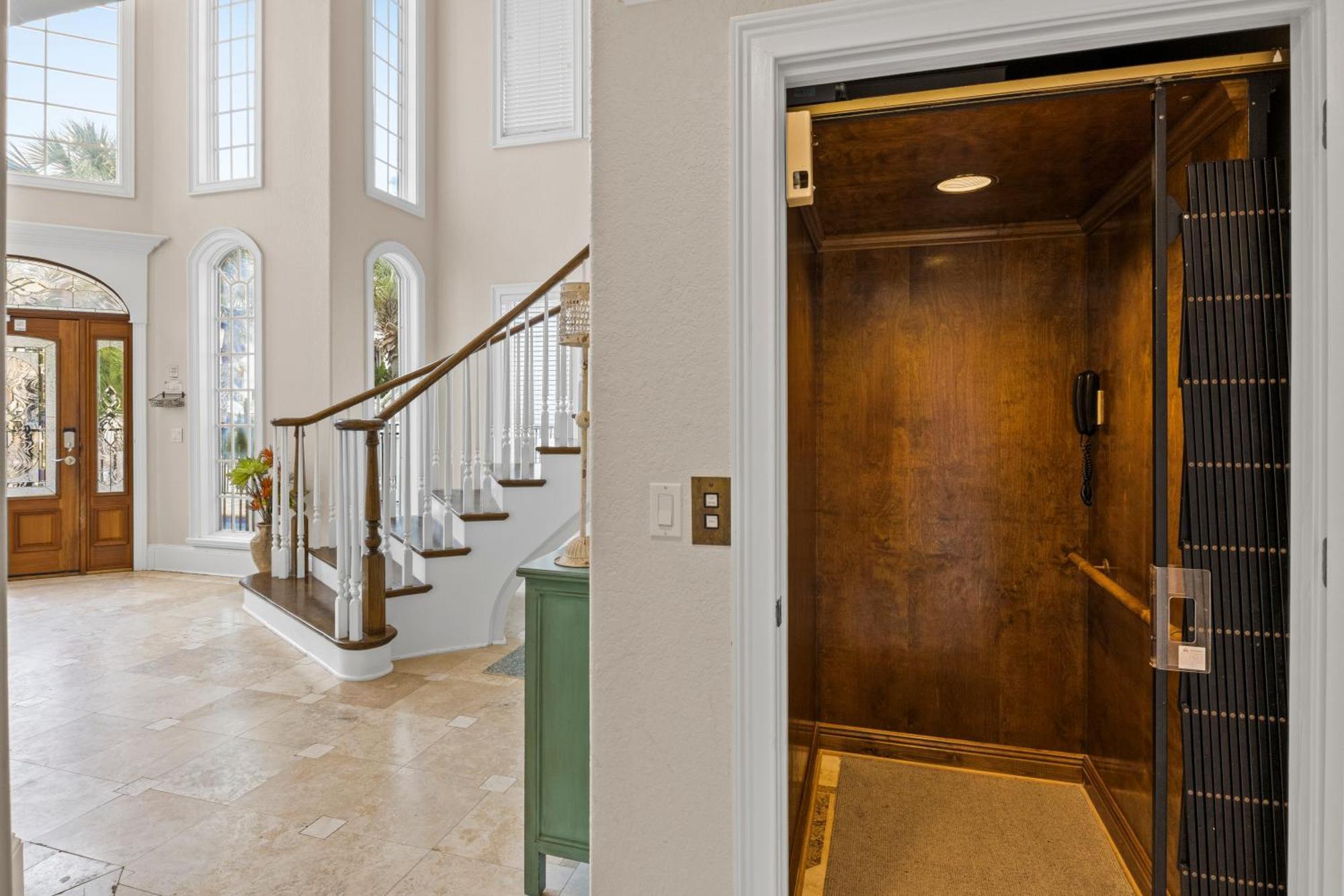 Gulf Front, Pool, Hot Tub- 2 Kitchens - Elevator