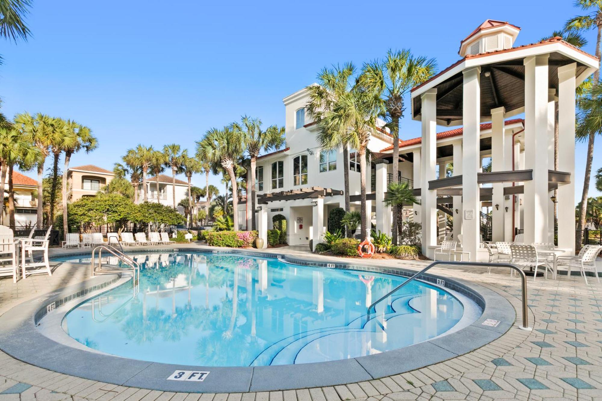 Luxury Community Pool, Hot Tub And And Games Holiday home *