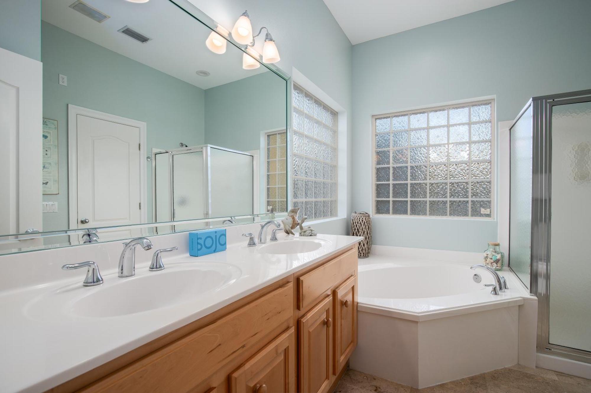 Community Pool, Hot Tub And - View *