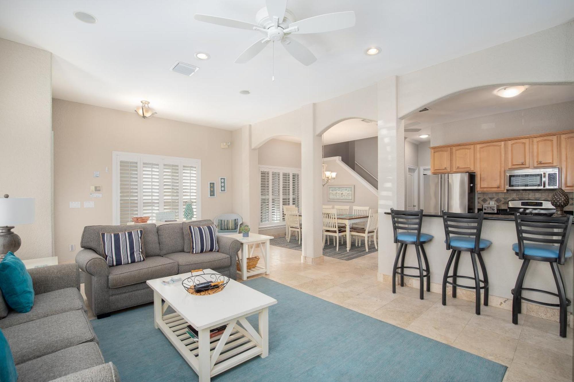Community Pool, Hot Tub And - View *