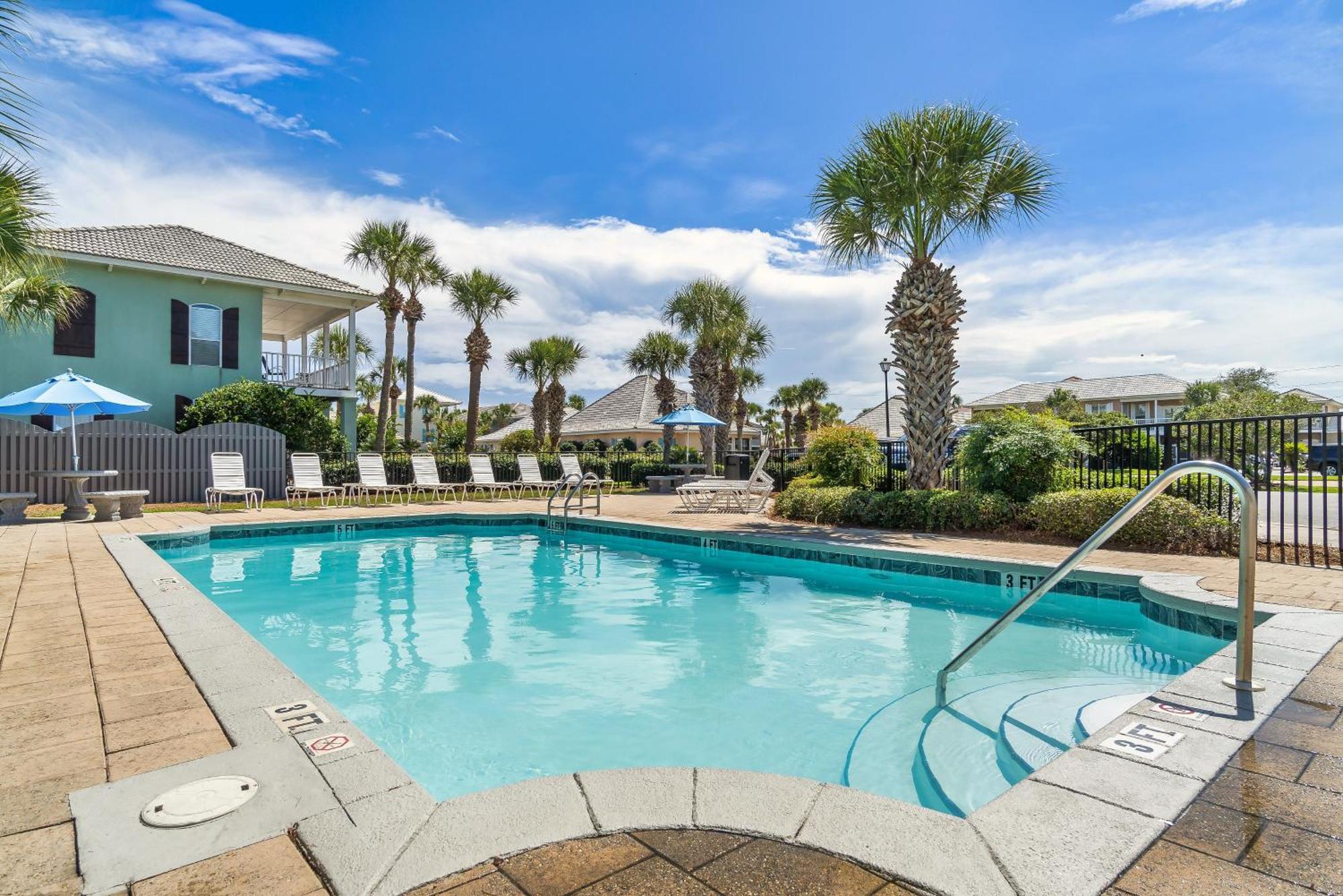 Luxury House Steps From Pool And Short Walk To Private Pavilion Holiday home *