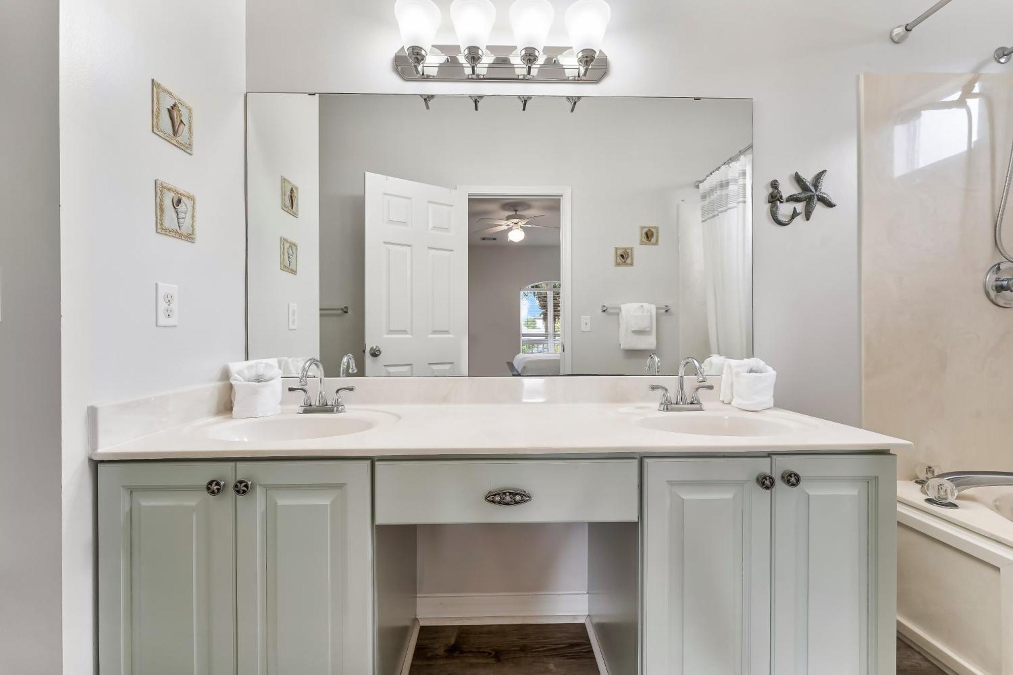 Luxury House Steps From Pool And Short Walk To Private Pavilion Holiday home *