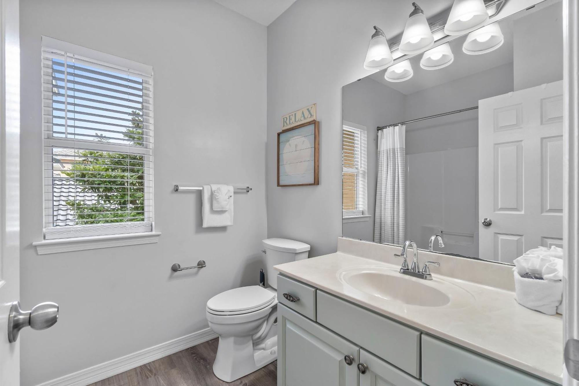 Luxury House Steps From Pool And Short Walk To Private Pavilion *