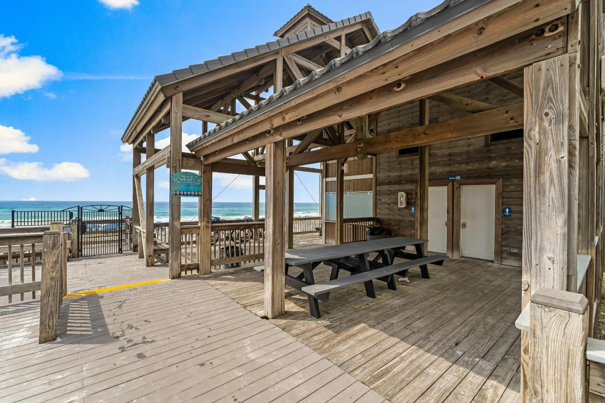 Luxury House Steps From Pool And Short Walk To Private Pavilion *