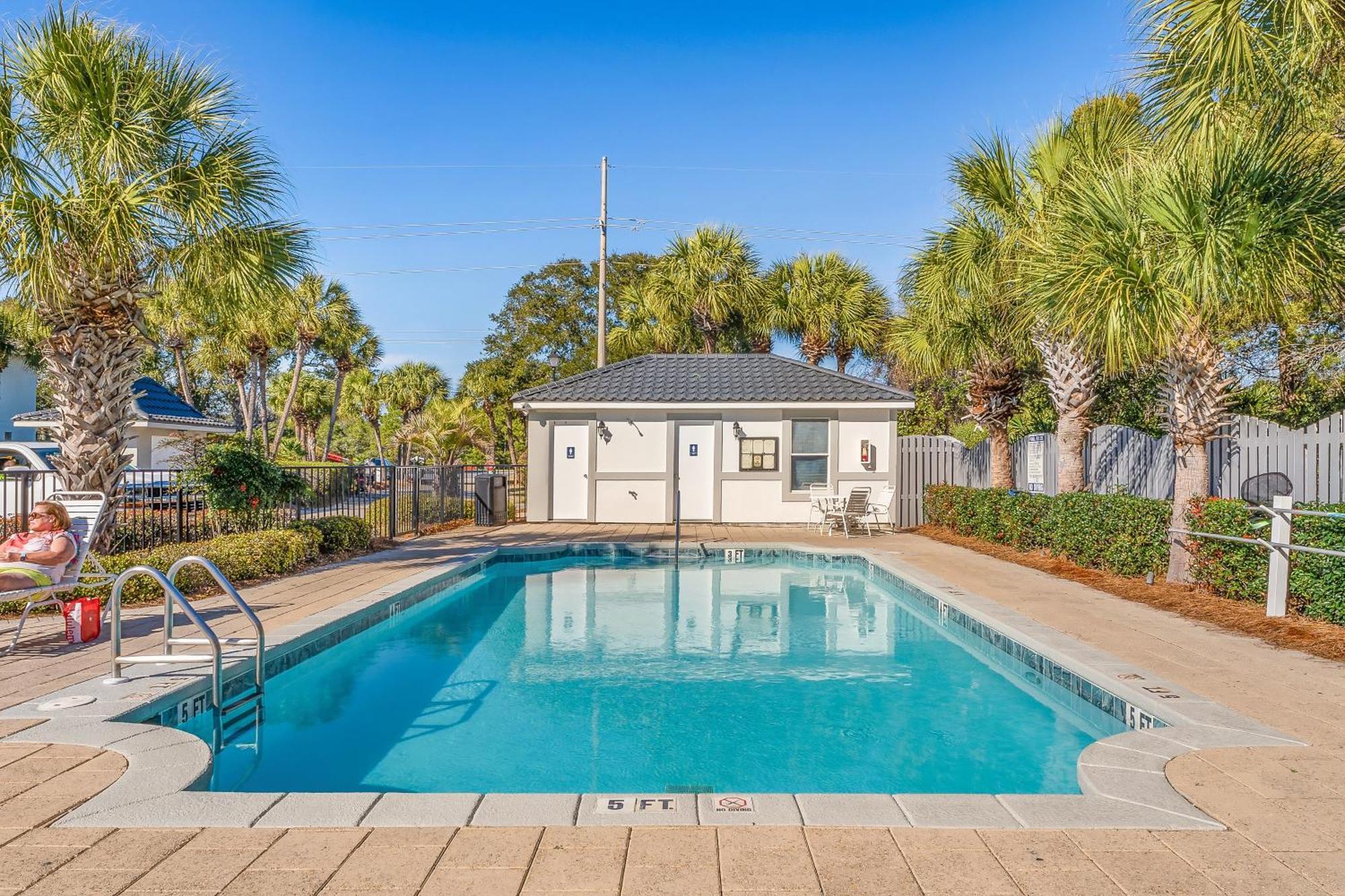 Luxury House Steps From Pool And Short Walk To Private Pavilion Holiday home