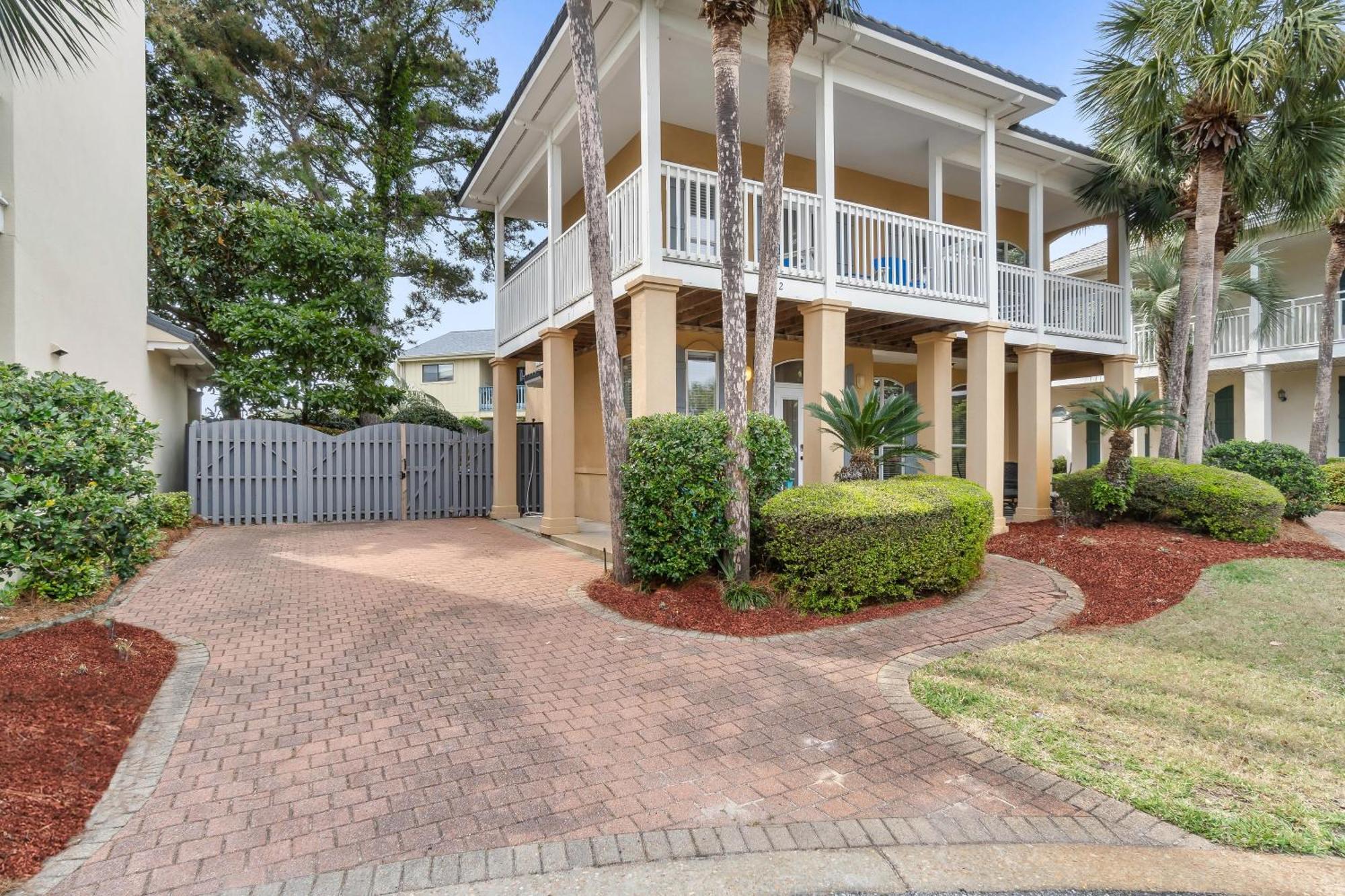 Luxury House Steps From Pool And Short Walk To Private Pavilion Holiday home *